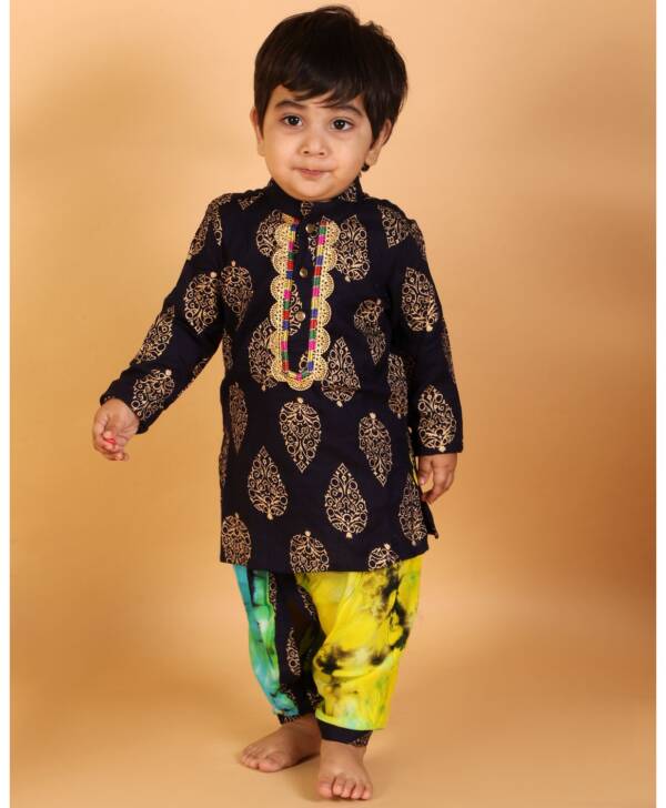 Full Sleeves Motif Foil Print Lace Embellished Kurta With Tie And Dye Detail Dhoti - Image 4